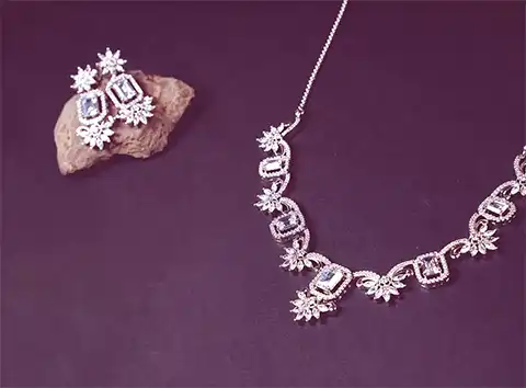 Elegant silver bracelet with sparkling diamonds